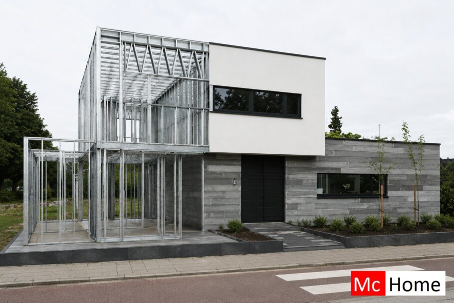 het plaatje toont een woning of gebouw met de staalframebouw constructie deels zichtbaar