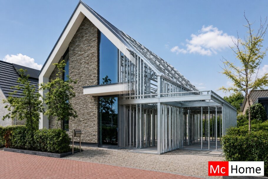 het plaatje toont een woning of gebouw met de staalframebouw constructie deels zichtbaar